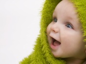 Bebe in halat verde