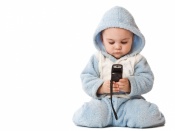 Bebelus cu celular