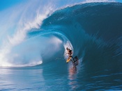 Surfer pe val in Tahiti