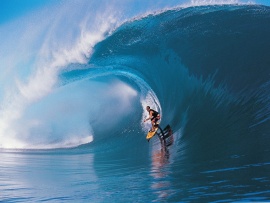 Surfer pe val in Tahiti (click to view)